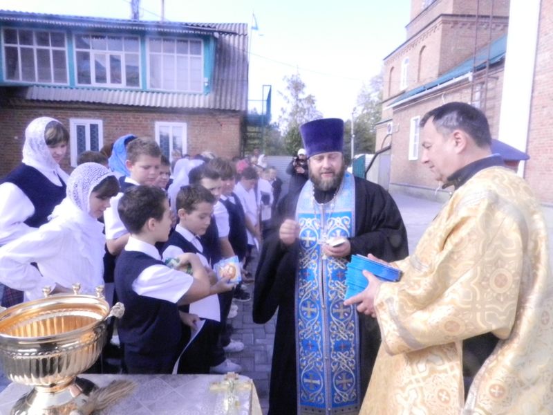 В храме апостола Андрея Первозванного состоялось посвящение в казачата учащихся школы № 2