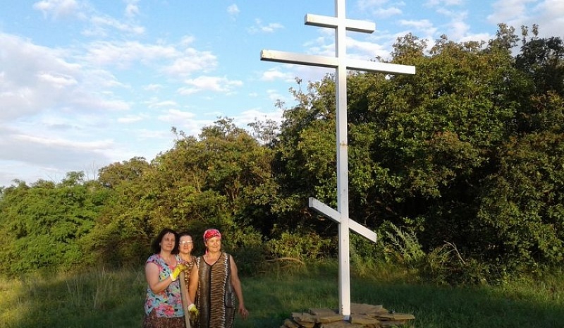 В Кашарском благочинии проходит акция по благоукрашению поклонных крестов