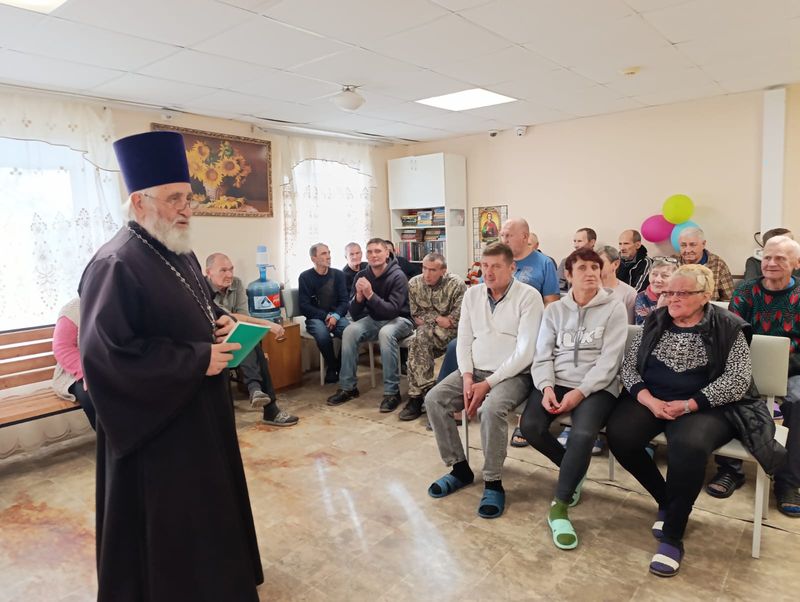 Помогая – просвещать, не взирая на лица и статусы: деятельное милосердие в пастырской практике