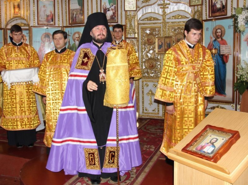 В храме Иоанна Крестителя г. Новошахтинска Божественную литургию возглавил Преосвященнейший епископ Симон