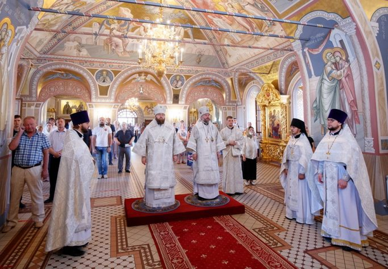 Епископ Шахтинский и Миллеровский Симон и митрополит Саратовский и Вольский Игнатий совершили Божественную литургию в Свято-Троицком кафедральном соборе Саратова