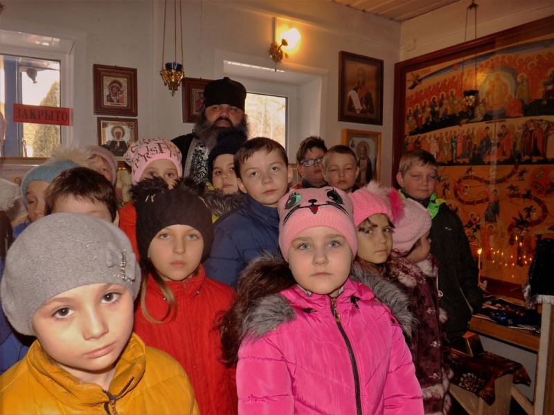 В знак траура по погибшим в г. Кемерове приспустили флаги на флагштоках Смоленского храма ст. Шумилинской, совершено заупокойное богослужение