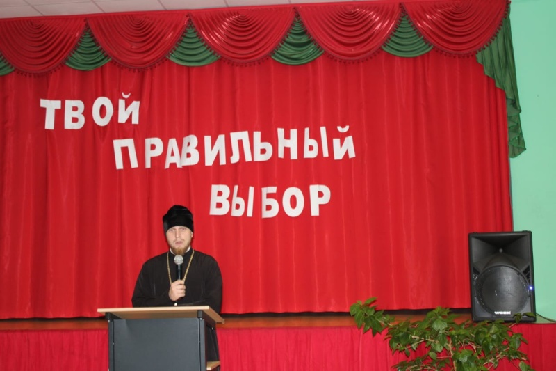 Благочинный Зверево-Никольского округа иерей Димитрий Дяур с пастырским визитом посетил гимназию им. А.П. Чехова г. Зверево