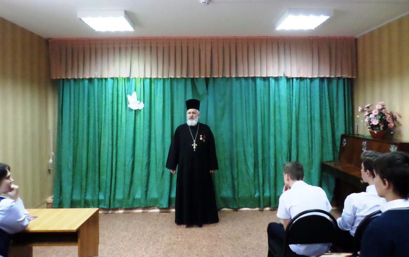 Настоятель Вознесенского храма г. Шахты в День православной молодежи пообщался со школьниками