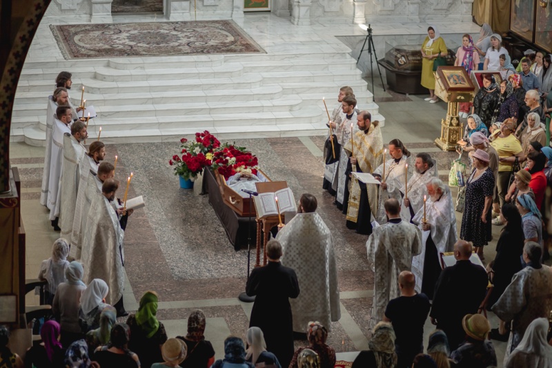 Духовенство Шахтинской епархии совершило чин погребения почившего иерея Евгения Поцелуева