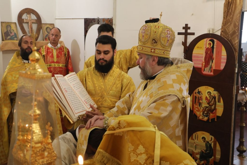 Преосвященнейший епископ Симон совершил воскресную Божественную литургию и иерейскую хиротонию в храме вмч. Пантелеимона пос. Майский