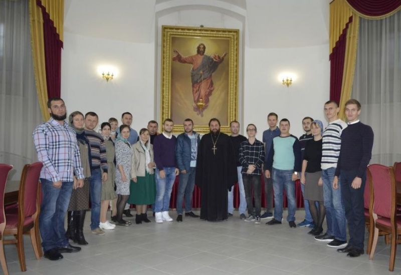 Молодежь Шахтинской епархии приняла участие во встрече с настоятелем Патриаршего Вознесенского собора протоиереем Георгием Сморкаловым, посвященной теме христианской семьи и брака