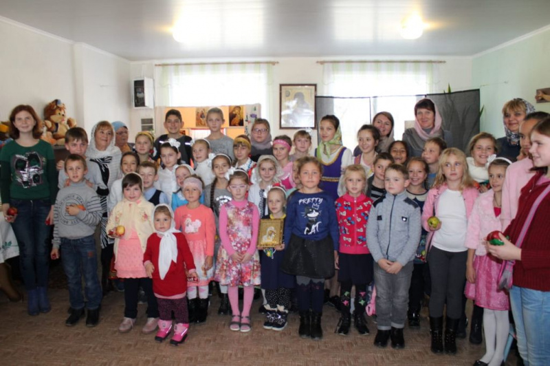 В воскресной школе Свято-Пантелеимоновского храма города Миллерово состоялось праздничное занятие «У иконы Божией матери»