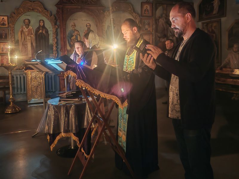 Ночной молебен с акафистом преподобному Паисию Святогорцу прошел в Свято-Покровском храме города Шахты