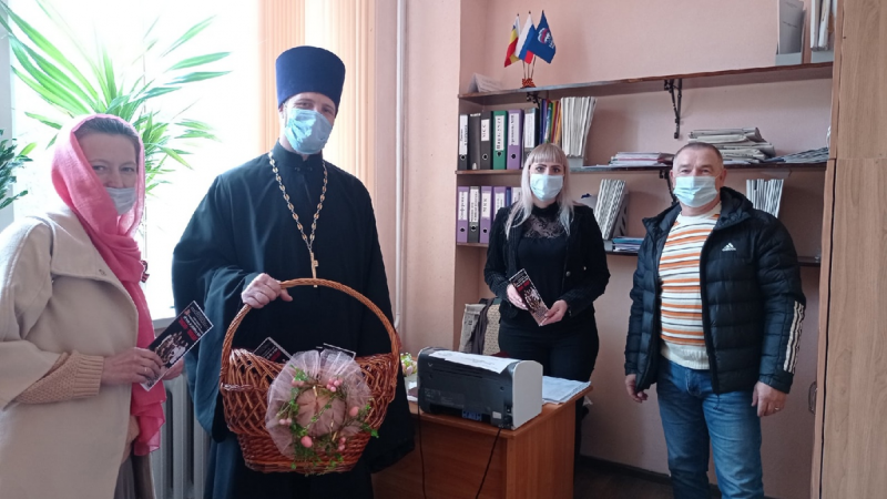 Иерей Леонид Зацепилин пригласил на театрализованный концерт «Пасха! – Победа!» представителей Администрации г. Гуково3