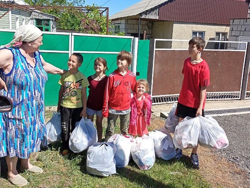 Компания «Глория Джинс» передала 130 коробок одежды и обуви в храм Пресвятой Троицы села Маньково-Калитвенское