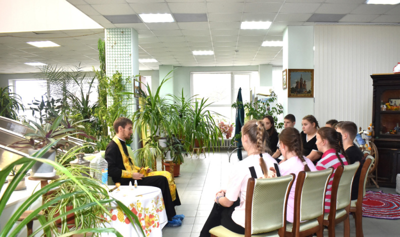 О смысле жизни и семейных ценностях священник побеседовал с воспитанниками реабилитационного центра «Добродея» города Шахты