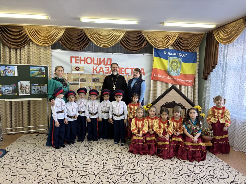 Казачата из детского сада «Сказка» почтили память пострадавших казаков
