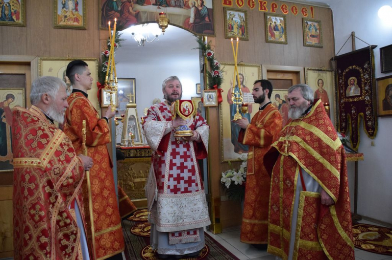 В пятницу Светлой седмицы Пасхальные торжества в Шахтинской епархии продолжились в Пантелеимоновском храме города Гуково