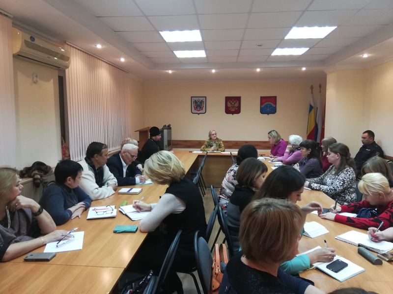 Благочинный приходов Донецкого округа иерей Владимир Татаркин принял участие в заседании общественного комитета при администрации города Донецка