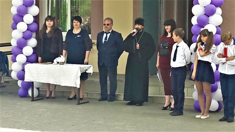 Иеромонах Арсений (Алимов) поздравил выпускников школы № 22 пос. Горный с окончанием школы