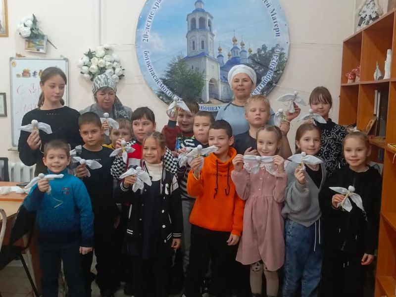 Изучение традиционных казачьих рукоделий в воскресной школе «Светочъ» Донского храма города Новошахтинска