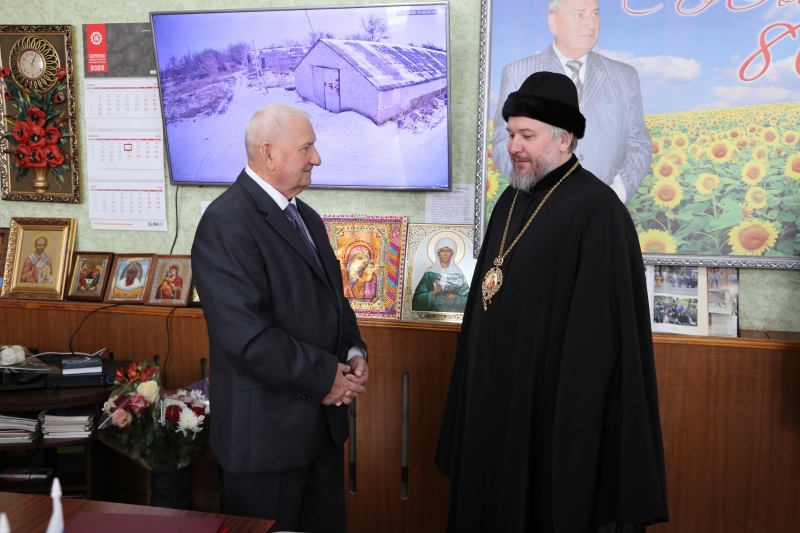 Преосвященнейший епископ Симон наградил медалью Шахтинской епархии И.П. Бурлакова, заслуженного работника сельского хозяйства РФ