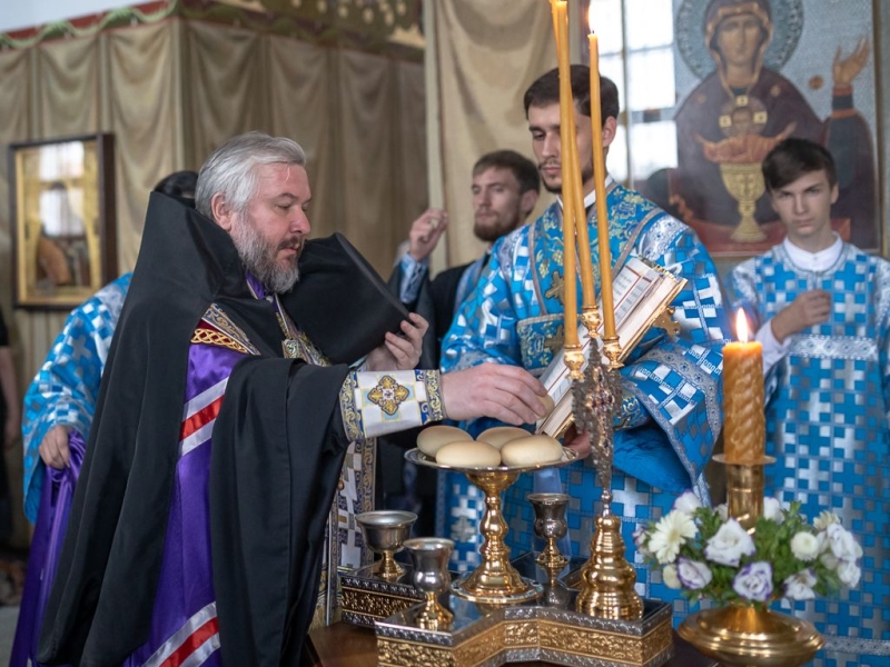 Накануне праздника Рождества Пресвятой Богородицы Преосвященнейший епископ Симон совершил всенощное бдение в правом приделе Покровского кафедрального собора