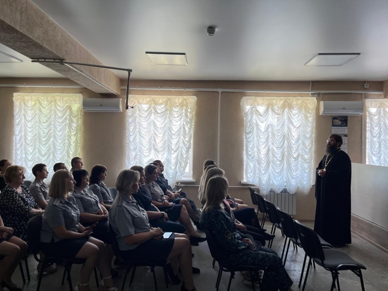 Благочинный приходов Александровск-Грушевского округа иерей Александр Теличкин встретился с сотрудниками учреждений ФСИН города Шахты