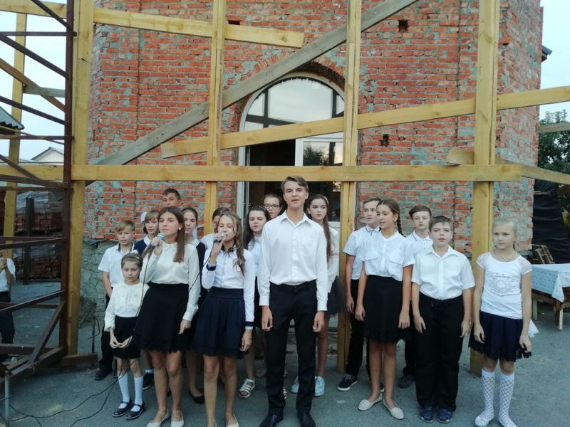 В начале нового учебного года в Свято-Никольском приходе п. Чертково состоялся молебен, посвященный началу нового учебного года