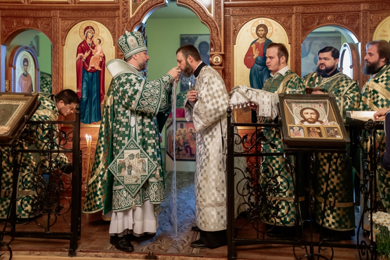 В престольный праздник Преосвященнейший епископ Симон совершил Божественную литургию и иерейскую хиротонию в храме святой блаженной Ксении Петербургской города Шахты