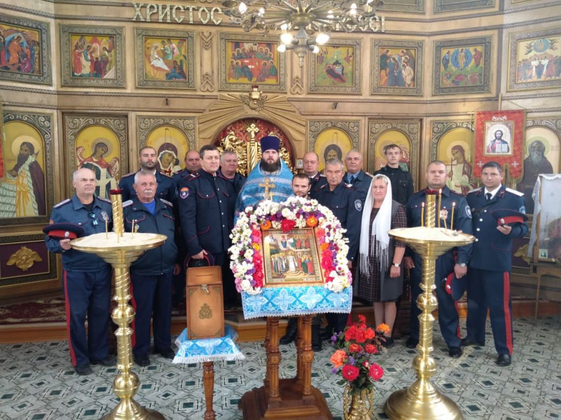 Казаки городского казачьего общества «Новошахтинское» встретили праздник Покрова Пресвятой Богородицы в храме Михаила Архангела в городе Новошахтинске