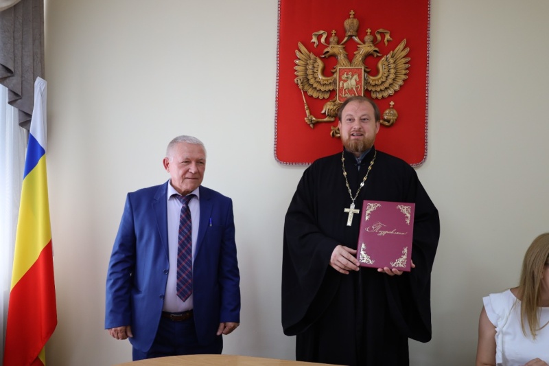 Протоиерей Роман Амплеев принял участие в заседании второго очередного заседания Молодежного парламента 9 созыва при Новошахтинской городской Думе