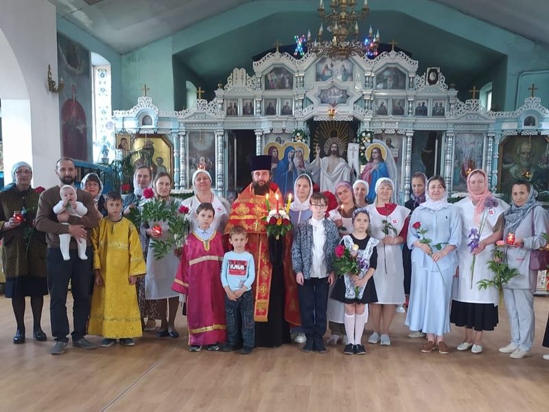 В храме Архистратига Михаила поселка Каменоломни торжественно встретили Благодатный огонь