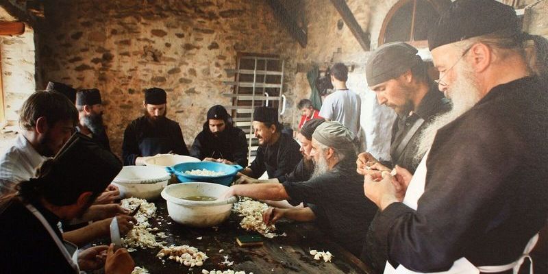 О ФАЛЬШИВОМ ХРИСТИАНСТВЕ И О ТОМ, КАК МИРО ПОТЕКЛО ВВЕРХ