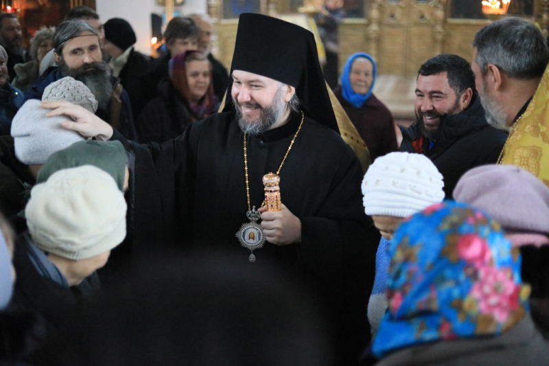 В дни Рождественского поста Преосвященнейший епископ Симон совершил архипастырский визит в храм Покрова Пресвятой Богородицы г. Красный Сулин