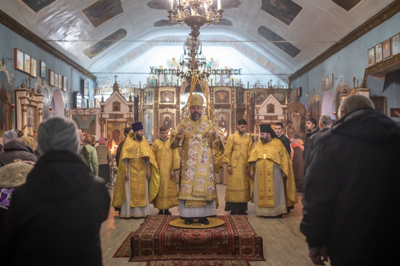 В престольный день Преосвященнейший епископ Симон совершил Божественную литургию в храме святителя Николая города Шахты