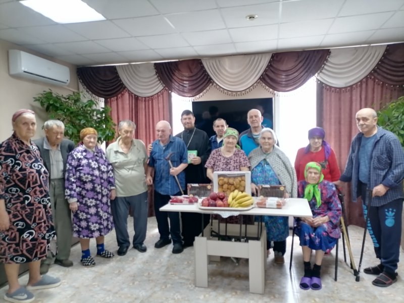 Священник посетил дом престарелых в хуторе Колундаевском перед Днем Святой Троицы