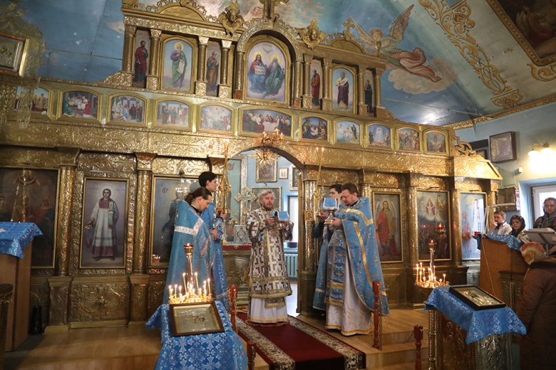 В день праздника Похвалы Пресвятой Богородицы Преосвященнейший епископ Симон совершил Божественную литургию в храме Покрова Пресвятой Богородицы г. Шахты