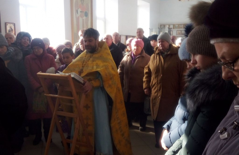 В храме святого благоверного князя Александра Невского г. Красный Сулин совершил Божественную литургию и чин великого освящения воды в праздник Богоявления