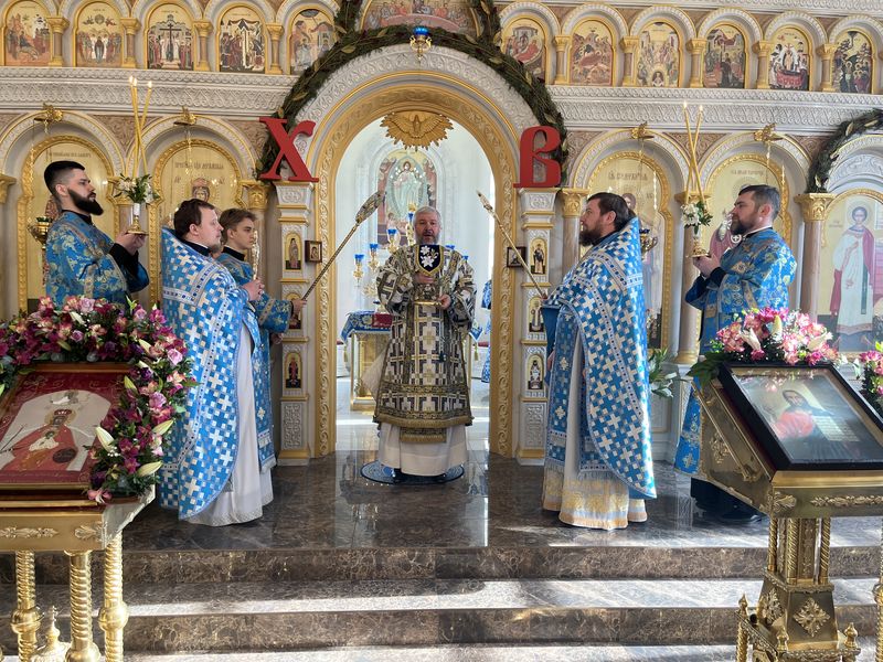 В престольный праздник Преосвященнейший епископ Симон возглавил Божественную литургию в храме Державной иконы Божией Матери города Донецка