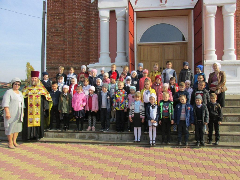 В храме святителя Николая Чудотворца ст. Обливская состоялась встреча учащихся школы № 2 и протоиерея Александра Бралгина