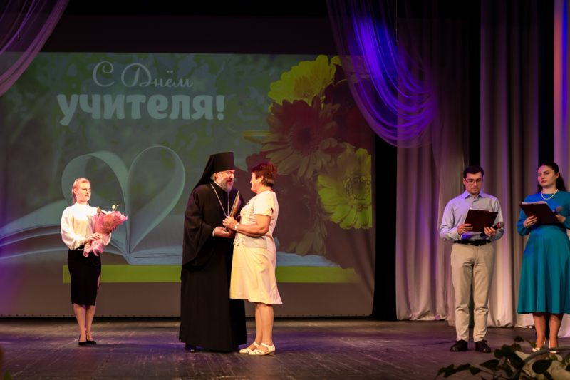 Архиерейскими благодарственными письмами награждены лучшие педагоги города Шахты