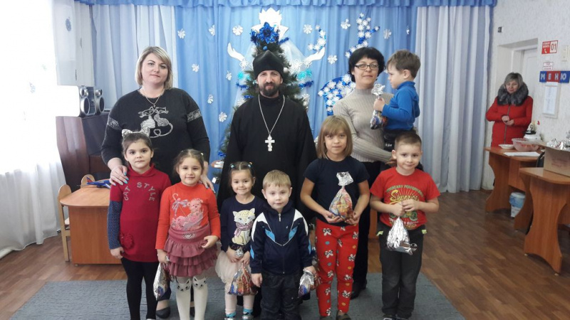 Священник поздравил детей Социально-реабилитационного центра для несовершеннолетних г. Красного Сулина с Рождеством Христовым