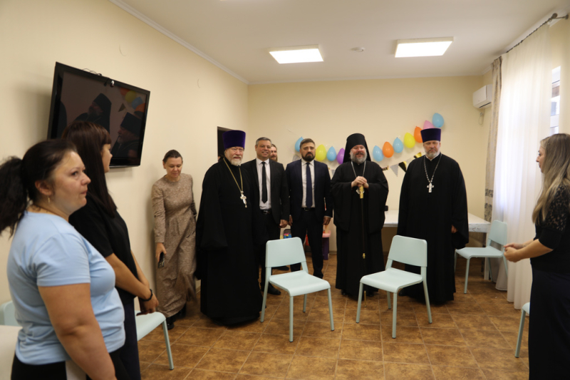 Преосвященнейший епископ Симон и председатель Синодального отдела по благотворительности протоиерей Михаил Потокин посетили Центр помощи семьям, имеющим детей инвалидов и детей с ОВЗ «Берега» в парке Лога х. Старая Станица