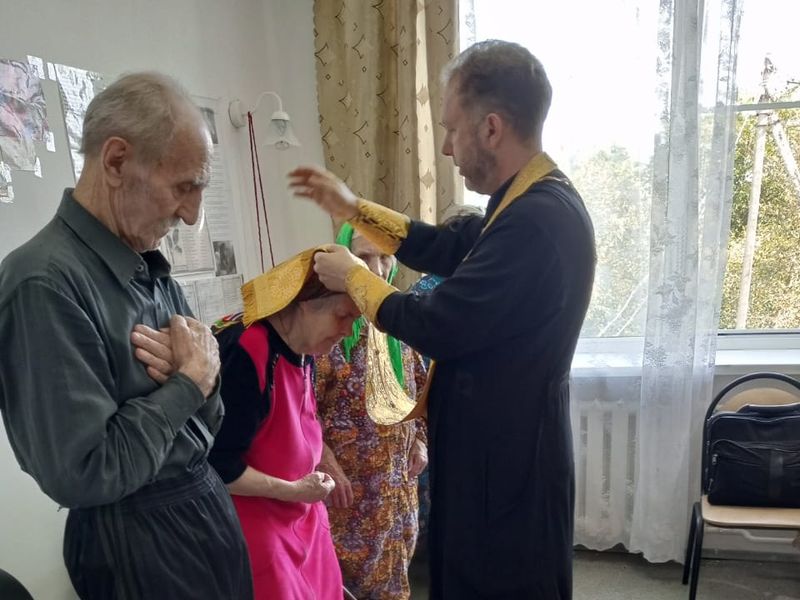 Священник посетил дом престарелых в п. Садовый