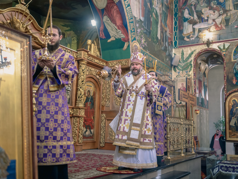 В субботу второй седмицы Великого поста епископ Шахтинский и Миллеровский Симон совершил всенощное бдение в Покровском кафедральном соборе г. Шахты