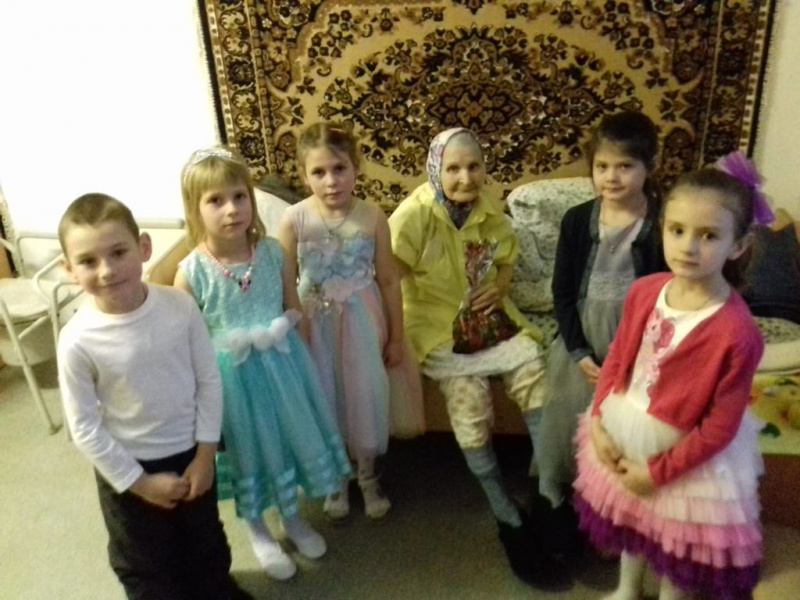 Протоиерей Роман Мясников и воспитанники воскресной школы при храме святой Ксении Петербургской поздравили постояльцев Дома престарелых пос. Садовый с Рождеством