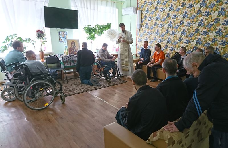 Иерей Иоанн Трофимов с помощником по миссионерской работе посетил Шахтинский психоневрологический интернат