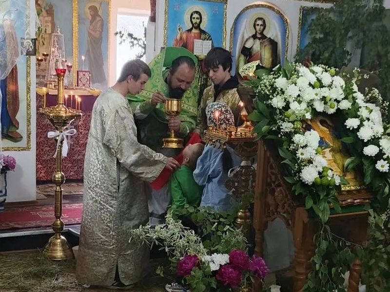 В храме Архангела Михаила села Первомайское отметили День Святой Троицы