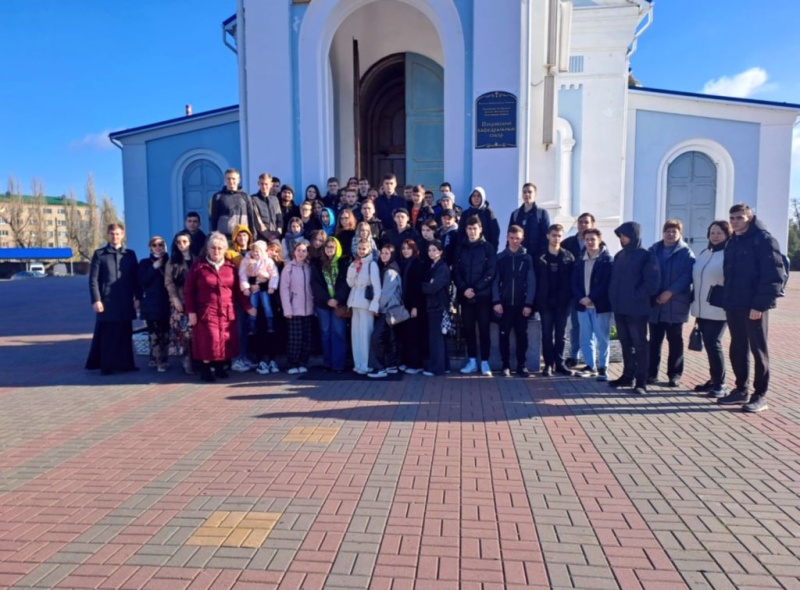 Студенты ИСОиП (филиала) ДГТУ посетили Покровский кафедральный собор и ознакомились с историей его возрождения