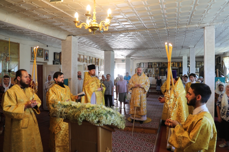 В престольный день Преосвященнейший епископ Симон совершил Божественную литургию в храме пророка Иоанна Предтечи города Новошахтинска