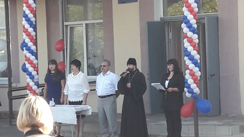 Настоятель храма святой равноапостольной княгини Ольги п. Горный иеромонах Арсений Алимов посетил торжественную линейку МБОУСОШ №22 п. Горный