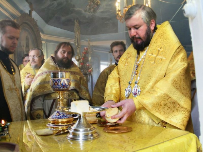 В день памяти перенесения мощей святого благоверного князя Александра Невского, епископ Симон возглавил Божественную литургию в Покровском храме г. Новошахтинска