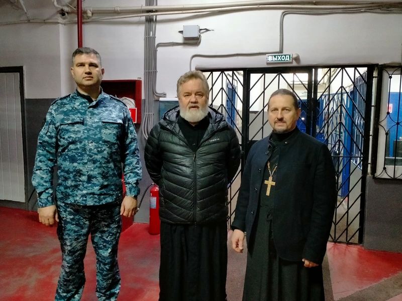 Пастырское слово в стенах изолятора: священники посетили ИВС в Шахтах